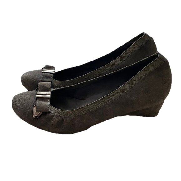 Stuart Weitzman Gray Suede Wedges 8.5 M Shoes Buckle Bow Accent Grey Wedge